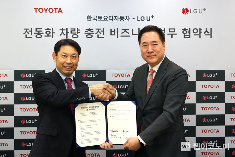 LG유플러스는 한국토요타자동차와 함께 멤버십 서비스 개발, 충전기 설치 등 국내 전기차 충전 인프라 확대를 위한 업무협약(MOU)을 체결했다고 11일 밝혔다. 사진은 한국토요타자동차 본사에서 현준용 LG유플러스 EV충전사업단장(오른쪽)과 나카하라 토시유키 한국토요타자동차 전무가 기념사진을 촬영하는 모습. / 2023.12.11 (출처: LG유플러스)