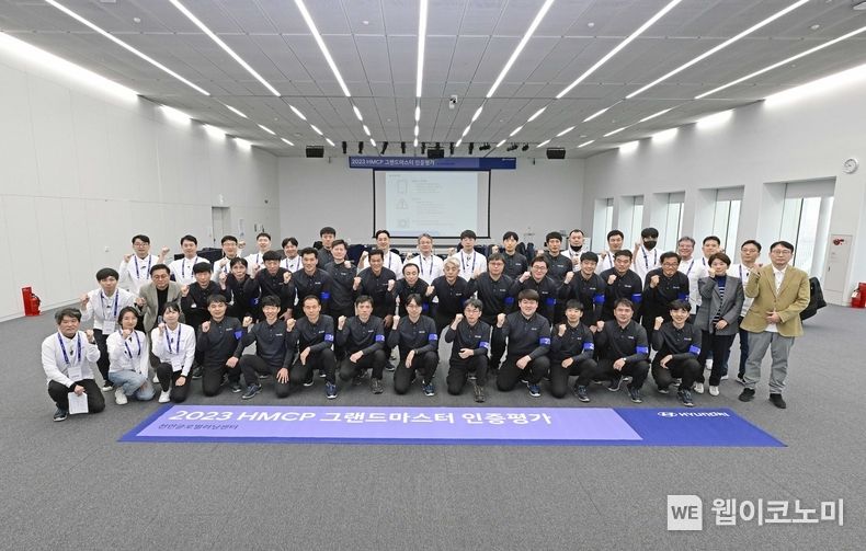 현대자동차, ‘2023 그랜드마스터 인증 평가’ 실시. 현대자동차가 글로벌 최고 수준의 서비스 엔지니어 양성을 위한 ‘2023 그랜드마스터 인증 평가’를 실시했다.<br>
현대차 천안 글로벌 러닝센터에서 진행된 ‘2023 그랜드마스터 인증 평가’ 2차 실기 평가 현장 / 2023.12.12 (출처: 현대자동차)