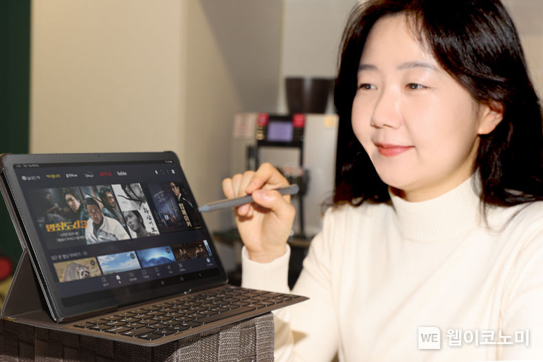 LG유플러스는 집안 어디서나 IPTV 서비스를 이용할 수 있는 ‘U<sup>+</sup>tv 프리4 LE’를 출시했다고 12일 밝혔다. 사진은 LG유플러스 직원이 U<sup>+</sup>tv 프리4 LE를 소개하고 있는 모습. / 2023.12.12 (출처: LG유플러스)