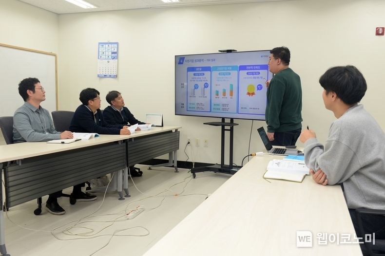 ETRI 연구진이 기술사업화 협력지원 성과 관리체계 고도화 및 성과 조사, 분석에 관해 논의하는 모습 / 2023.12.13 (출처 ETRI)