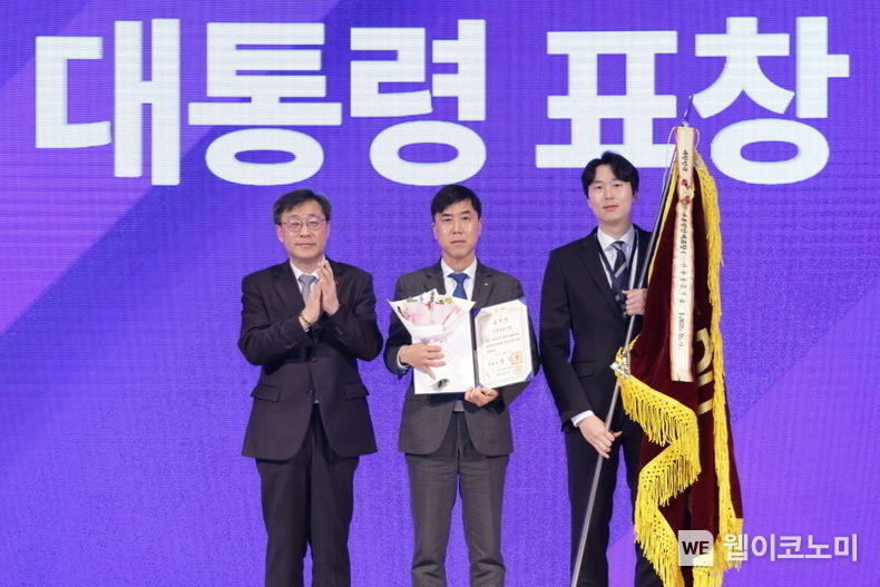 13일 열린 '2023 데이터 진흥주간 시상식'에서 이주영 신용보증기금 이사(가운데)가 박윤규 과학기술정보통신부 차관(왼쪽)으로부터 대통령 표창을 받은 후 기념 촬영을 하고 있다. / 2023.12.13 (출처: 신용보증기금)