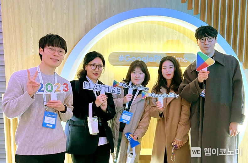 LG유플러스의 일상기록 SNS 플랫폼 ‘베터(Better)’가 구글의 ‘2023 올해를 빛낸 앱’으로 선정됐다. 출시 9개월만에 누적 다운로드 13만건, 누적 기록 10만4000여건을 넘어서는 성과도 거뒀다. 지난 12월 6일 구글플레이가 개최한 '올해를 빛낸 앱' 시상식에서 '올해를 빛낸 숨은 보석 앱' 최우수상을 수상하고 기념사진을 촬영하고 있는 모습. / 2023.12.13 (출처: LG유플러스)