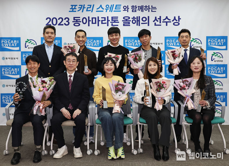 올해의 선수상 수상자들과 함께 단체 사진 촬영 / 2023.12.13 (출처: 동아오츠카)