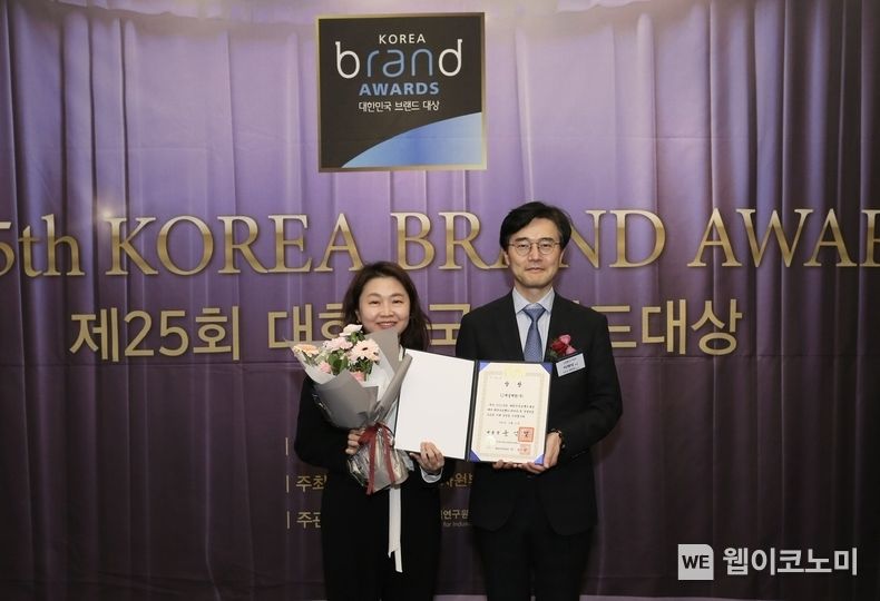 지난 13일 강남구 노보텔 앰배서더에서 열린 ‘제25회 대한민국브랜드대상’ 시상식에서 김숙진(왼쪽) CJ제일제당 비비고 브랜드그룹장이 대통령상 수상 후 기념사진을 촬영하는 모습 / 2023.12.14 (출처: CJ제일제당)