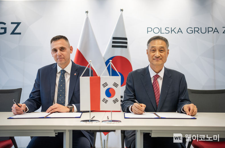 KAI가 폴란드 방산업체와 후속지원 MOU를 체결하고 있다 (왼쪽부터) WZL-2 CEO Tomasz Kozyra, KAI 박종인 상무 / 2023.12.14 (출처: KAI)