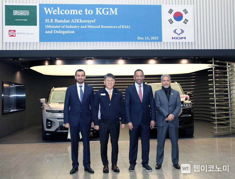 (왼쪽부터) SIDF 술탄 칼리드 빈 알사우드 CEO, KGM 곽재선 회장, 사우디 반다르 이브라임 알코라이예프 장관, SNAM사 무함마드 알 트와이즈리 회장 / 2023.12.15 (출처: KG모빌리티)
