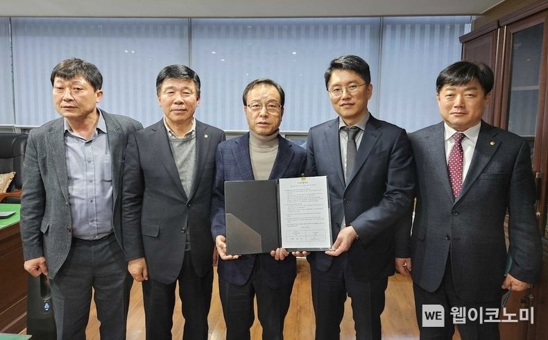 14일 (왼쪽부터) 정창기 대구개인택시조합 이사장, 차순선 서울개인택시조합 이사장, 박권수 전국개인택시조합연합회장, 류긍선 카카오모빌리티 대표, 김승일 인천개인택시조합 이사장 등 관계자들이 최종 합의를 마치고 기념촬영을 하고 있다. / 2023.12.15 (출처: 카카오모빌리티)
