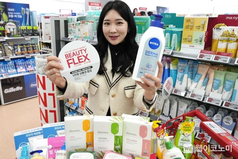 롯데마트 제타플렉스 서울역점 롭스플러스 매장에서 뷰티플렉스 행사를 홍보하고있는 모델의 모습 / 2023.12.18 (출처: 롯데쇼핑)