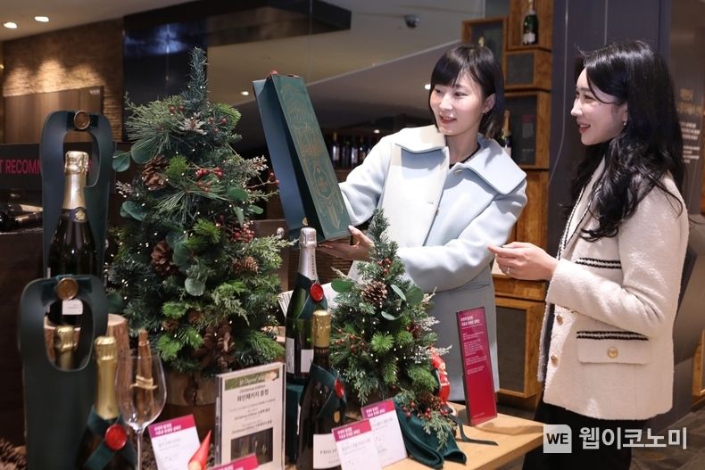 본점 지하1층 와인 매장에서 홈파티용 와인을 구경하는 고객들 / 2023.12.18 (출처: 롯데쇼핑)