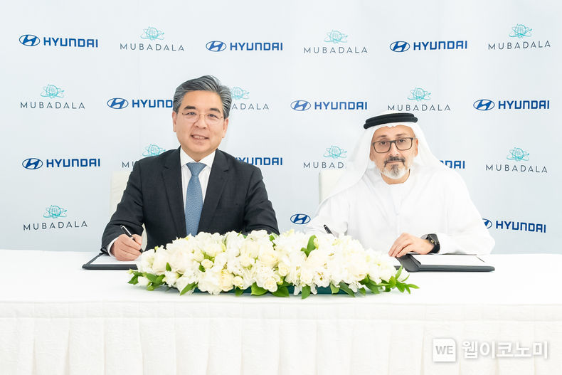 현대자동차, UAE 국부펀드 무바달라와 MOU 체결.<br>
현대자동차가 글로벌 국부펀드와의 선도적인 협력을 통해 친환경 및 미래 모빌리티 분야의 리더십 확보에 나선다. 현대자동차는 15일(금) 아부다비 무바달라 타워에서 UAE(아랍에미리트) 국부펀드인 무바달라 투자회사(Mubadala Investment Company, 이하 무바달라)와 ‘친환경 전환 및 미래 신사업 가속화를 위한 업무협약(MOU)’을 체결했다고 17일(일) 밝혔다.<br>
15일(금) 아부다비 무바달라 타워에서 진행된 '친환경 전환 및 미래 신사업 가속화를 위한 업무협약' 체결식에서 (왼쪽부터) 장재훈 현대자동차 사장과 왈리드 알 모카라브 알 무하이리(Waleed Al Mokarrab Al Muhairi) 무바달라 그룹 부대표이사가 기념 사진을 촬영하고 있는 모습 / 2023.12.18 (출처: 현대자동차)