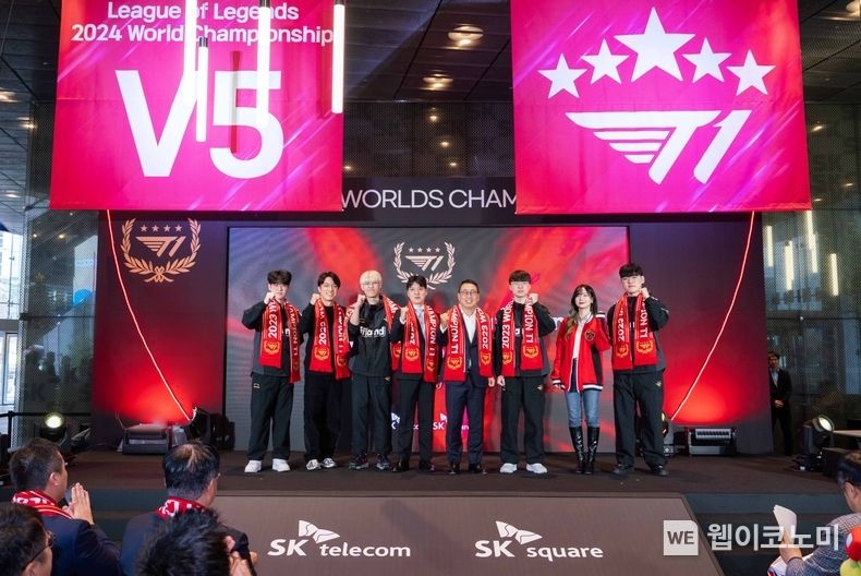 SK텔레콤과 SK스퀘어는 T1의 2023 리그 오브 레전드(LoL) 월드 챔피언십 우승을 축하하는 행사를 개최했다고 18일 밝혔다. 서울 을지로 SK텔레콤 본사 사옥에서 열린 이번 행사에는 김정균 감독과 ‘페이커’ 이상혁, ‘구마유시’ 이민형, ‘오너’ 문현준, ‘제우스’ 최우제 선수 등 T1 선수단이 참석했다. 유영상 SK텔레콤 CEO와 T1 선수단, SK텔레콤·SK스퀘어 구성원 대표가 함께 기념 촬영하는 모습. (왼쪽부터) 최우제, SK스퀘어 구성원 대표, 문현준, 김정균 감독, 유영상 CEO, 이상혁, SK텔레콤 구성원 대표, 이민형 순 / 2023.12.18 (출처: SK텔레콤)