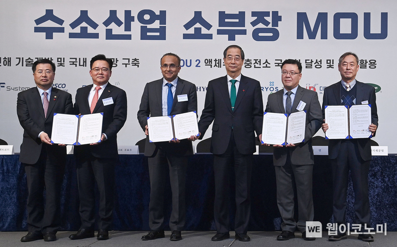 SK에코플랜트는 블룸에너지와 설립한 합작법인 ‘블룸SK퓨얼셀’을 기반으로 SOFC 국산화에 사활을 걸고 지속적인 노력을 기울여 왔다. 앞으로도 지속적인 국내 공급망 발굴을 통해 국내 연료전지 및 수소생태계의 기술 경쟁력 강화와 동시에 부품 제조사의 해외 수출을 지원할 예정이다. <br>
사진은 18일 서울 중구 롯데호텔에서 열린 제6차 수소경제위원회의 사전행사로 진행된 '수소 연료전지 부품 국산화 및 글로벌 진출을 위한 업무협약' 체결식 후 박경일 SK에코플랜트 사장(왼쪽 2번째), 라비 프래셔(Ravi Prasher) 블룸에너지 최고기술경영자(왼쪽 3번째), 박기철 티앤이코리아 대표(오른쪽 2번째), 김인응 아모센스 대표(오른쪽 1번째) 등 MOU 체결 기업 대표와 한덕수 국무총리(왼쪽 4번째), 강경성 산업통상자원부 제2차관(왼쪽 1번째)이 기념촬영을 하는 모습. / 2023.12.19 (출처: SK에코플랜트)