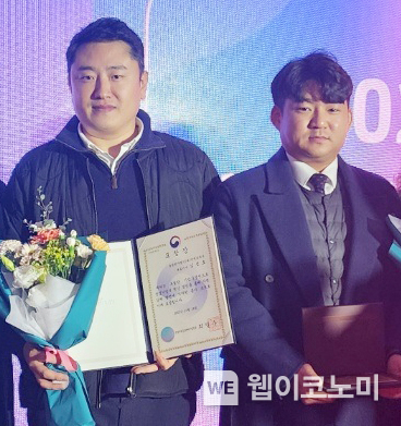 창업활성화 유공자로 도지사 표창을 수상한 3D스페이스 오광문 대표(오른쪽)와 경남지방중소벤처기업청장 표창을 수상한 (유)인섹트라온 김성호 대표 / 2023.12.19 (출처: 경상국립대학교)