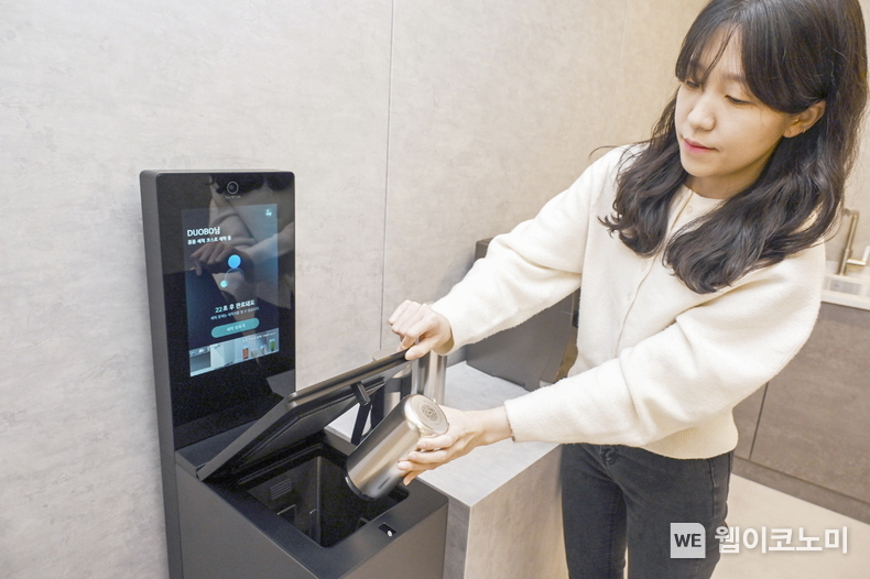 LG전자가 내년 1월 9일 美 라스베이거스에서 열리는 CES 2024에서 텀블러 세척기 ‘마이컵(mycup)’을 선보인다. 마이컵은 카페, 사무실, 공공장소 등에서 일회용컵 대신 쉽고 깨끗하게 텀블러를 세척해 사용하는 제품으로 ‘모두의 더 나은 삶(Better Life for all)’을 위해 LG전자가 실천하는 ESG 경영의 일환이다. / 2023.12.20 (출처: LG전자)