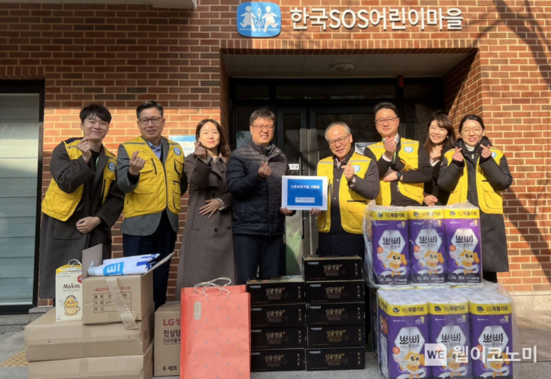 권기형 신용보증기금 감사(왼쪽에서 다섯 번째)와 감사실 직원들이 ‘따뜻한 겨울나기 나눔’ 사회공헌활동에 참여한 후 백승지 ‘대구SOS어린이마을’ 원장(왼쪽에서 네 번재)과 기념 촬영을 하고 있다. / 2023.12.21 (출처: 신용보증기금)