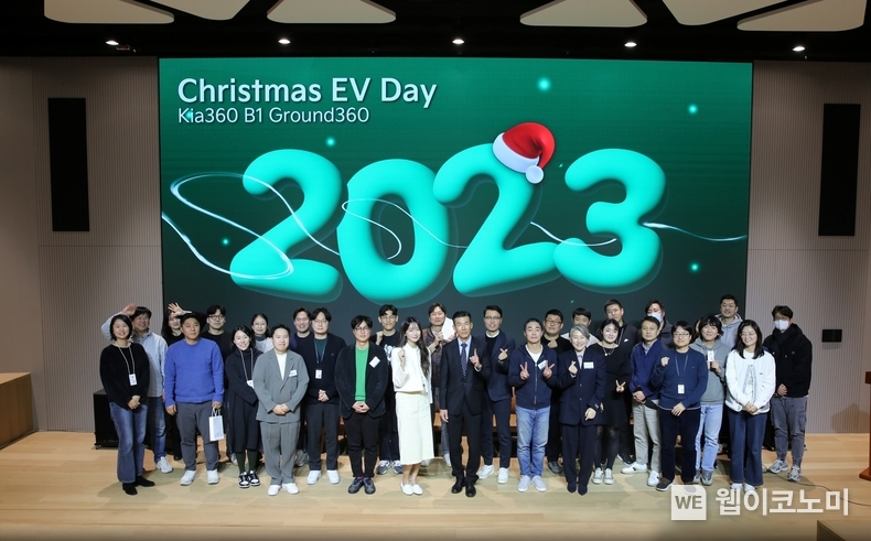 기아, 임직원과 함께하는 지속가능경영 캠페인 ‘크리스마스 EV 데이’ 성료.<br>
기아가 다가오는 크리스마스를 맞아 지속가능경영 캠페인의 일환으로 임직원과 함께하는 ‘2023 크리스마스 EV 데이’를 진행했다고 22일(금) 밝혔다. / 2023.12.22 (출처: 기아)