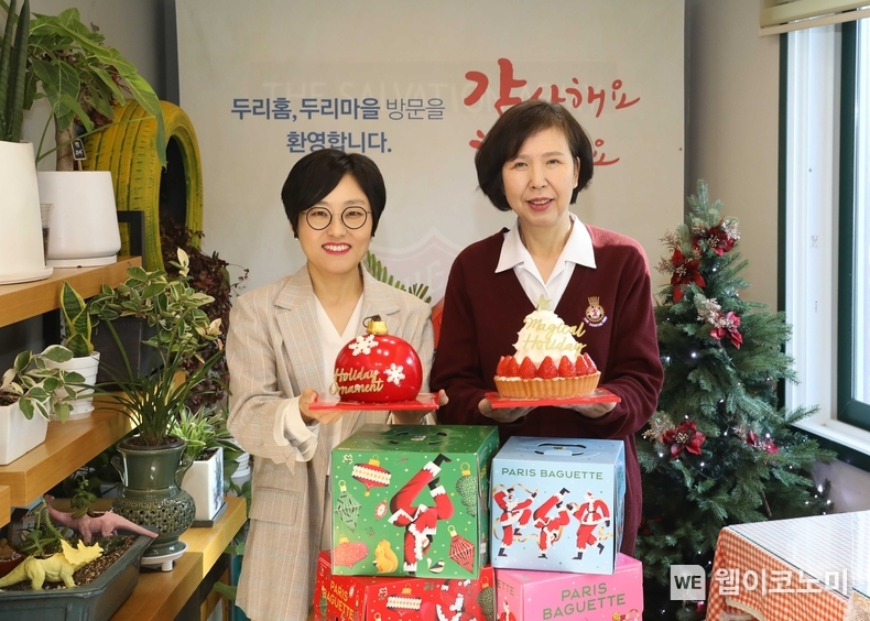 파리바게뜨가 서울 서대문구에 위치한 한부모가족복지시설인 ‘구세군두리홈’에 크리스마스 케이크와 간식, 육아 용품 등 크리스마스 선물을 2년 연속 전달했다. (왼쪽부터) 파리바게뜨 마케팅본부장 김연정 상무, 구세군두리홈 여운자 원장이 함께 기념 촬영을 하고 있다. / 2023.12.24 (출처: 파리바게뜨)