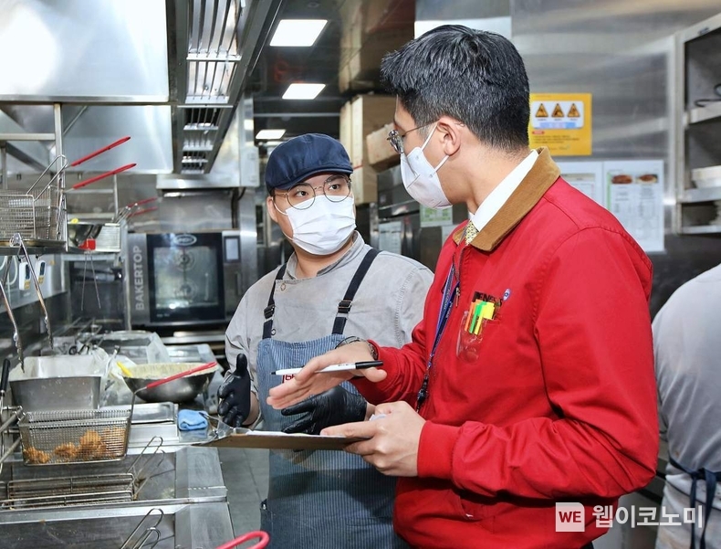 BBQ가 서비스 품질을 높이고 브랜드 신뢰도를 강화하기 위한 BM(Business Manager) 교차점검을 통해 오일관리 및 주방 QCS를 실시하고 있다 / 2023.12.26 (출처: BBQ제너시스)