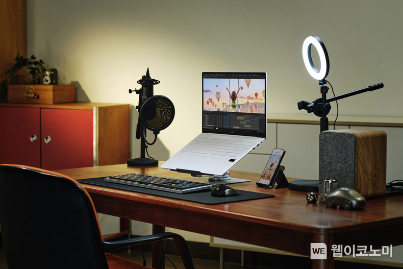  LG 그램 프로는 차세대 인텔 프로세서를 탑재해 네트워크 연결 없이도 뛰어난 AI 성능을 보여준다. 두께는 기존 제품 대비 21% 얇아진 12.4mm에 불과하다. / 2023.12.26 (출처: LG전자)