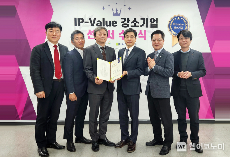 오은식 기술보증기금 기술평가부장(오른쪽 세번째)과 이준구 (주)큐노바 대표이사(오른쪽 네번째) / 2023.12.26 (출처: 기술보증기금)