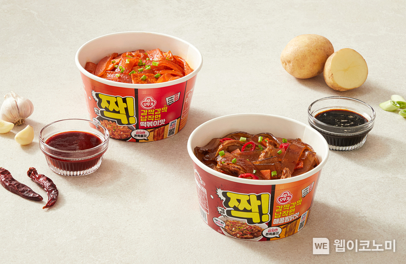 (주)오뚜기 감짝감짝 납작면 2총(떡볶이맛, 매콤찜닭맛) 연출컷 / 2023.12.27 (출처: (주)오뚜기)