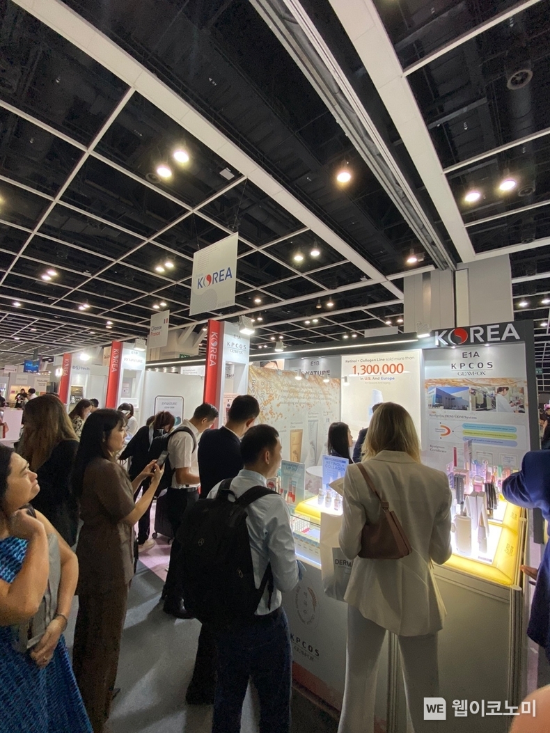 지난달 15일부터 17일까지 개최된 ‘홍콩 코스모프로프 아시아 뷰티 전시회(Cosmoprof Asia 2023, 이하 “코스모프로프”)’가 폐막한 지 한 달이 지난 시점에서, 100여 개의 한국관 참가기업이 중국, 동남아, CIS, 유럽 등 다양한 수출시장에서 속속 계약 성과를 내고 있다. 한국관의 전경. / 2023.12.27 (출처: KOTRA)