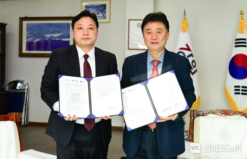 KG 모빌리티가 한국을 대표하는 겨울축제 ‘2024 화천산천어축제’에 ‘티볼리’를 경품차량으로 제공하는 등 후원을 위한 협약식을 체결했다고 28일 밝혔다. 지난 27일(수) 강원도 화천군청에서 개최된 협약식에서 이의호(사진 왼쪽) KG 모빌리티 중부지역사업본부장과 축제를 주최하는 최문순 화천군수와 협약식을 체결하고 기념사진을 촬영하고 있다. / 2023.12.28 (출처: KG 모빌리티)