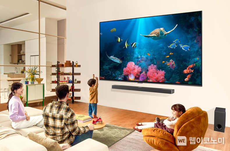 2024년형 LG QNED TV는 AI 기술 기반의 '알파8 프로세서'를 적용해 더욱 뛰어난 화질과 음질을 제공한다. 특히 초대형 TV를 원하는 고객을 위해 98형 TV가 라인업에 새롭게 추가됐다. / 2023.12.28 (출처: LG전자)