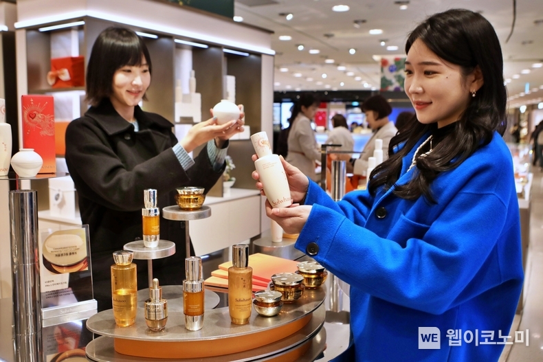롯데백화점 본점 지하 1층 설화수 매장을 구경 중인 고객 연출 / 2024.01.02 (출처: 롯데쇼핑)