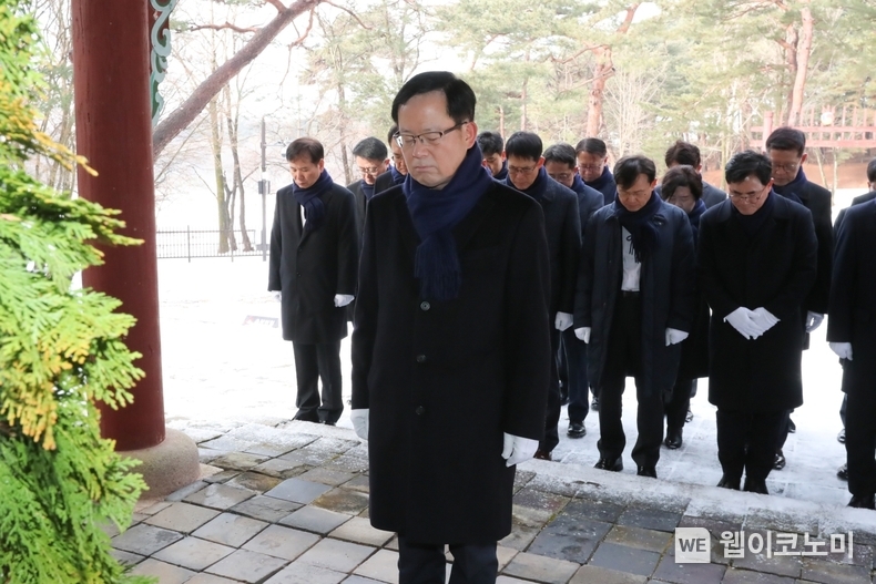 우리은행 조병규 은행장과 경영진들이 1일 경기도 소재 홍유릉에서 우리은행 설립의 참뜻을 되새기며 참배를 하고 있다. / 2024.01.02 (출처: 우리은행)