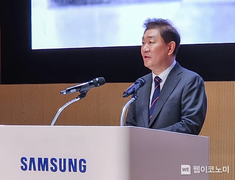 삼성전자가 2일 수원 디지털 시티에서 개최한 '2024년 시무식'에서 한종희 대표이사 부회장이 신년사를 하고 있다. / 2024.01.02 (출처: 삼성전자)