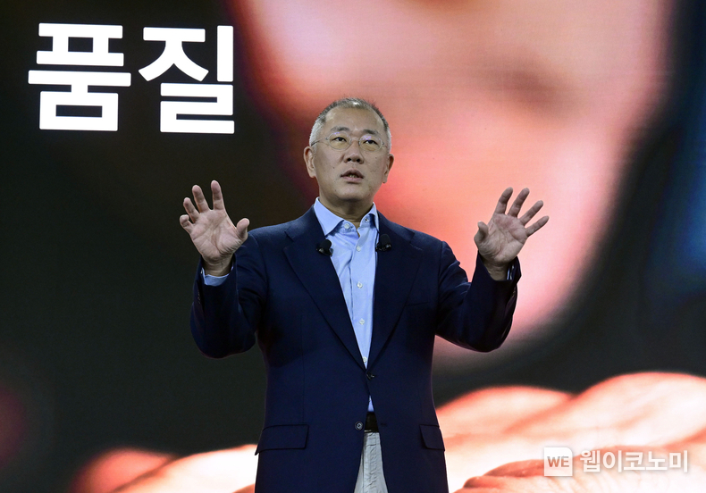 현대자동차그룹은 3일 경기도 광명시「기아 오토랜드 광명」의 국내 최초 전기차 전용공장에서 2024년 신년회를 개최했다. <br>
정의선 현대차그룹은 회장은 새해 메시지에서 "올해를 한결같고 끊임없는 변화를 통해 지속성장해 나가는 해로 삼아, 여러분과 함께 어려움에 흔들리지 않는 건강한 체질을 만들고자 한다"고 밝혔다. / 2024.01.03 (출처: 현대자동차그룹)