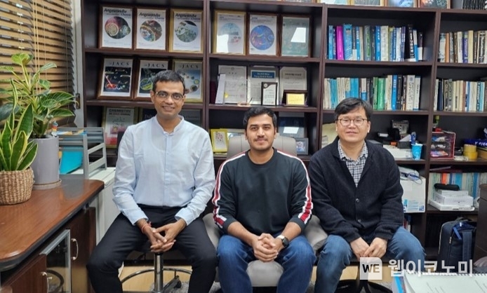 (왼쪽부터) AmitKumar(아밋 쿠마르)연구교수, 박사과정 AnubhabAcharya(아눕합 아차르야), 이인수교수 / 2024.01.04 (출처: POSTECH)