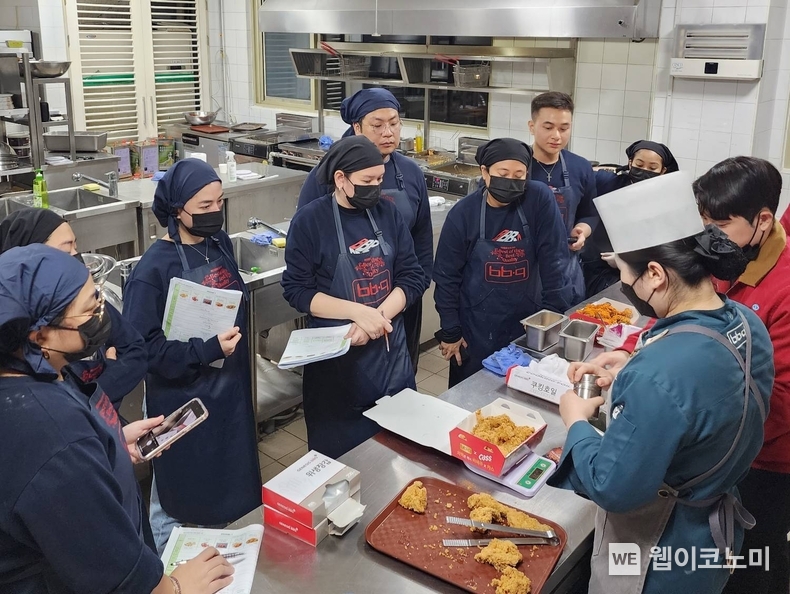 2024년 동남아 시장 본격 확장에 앞서 필리핀 마스터프랜차이즈 관계자 및 현지 매장 관계자들이 BBQ 치킨대학에서 황금올리브 치킨 조리법을 배우고 있다 / 2024.01.04 (출처: 제너시스BBQ)