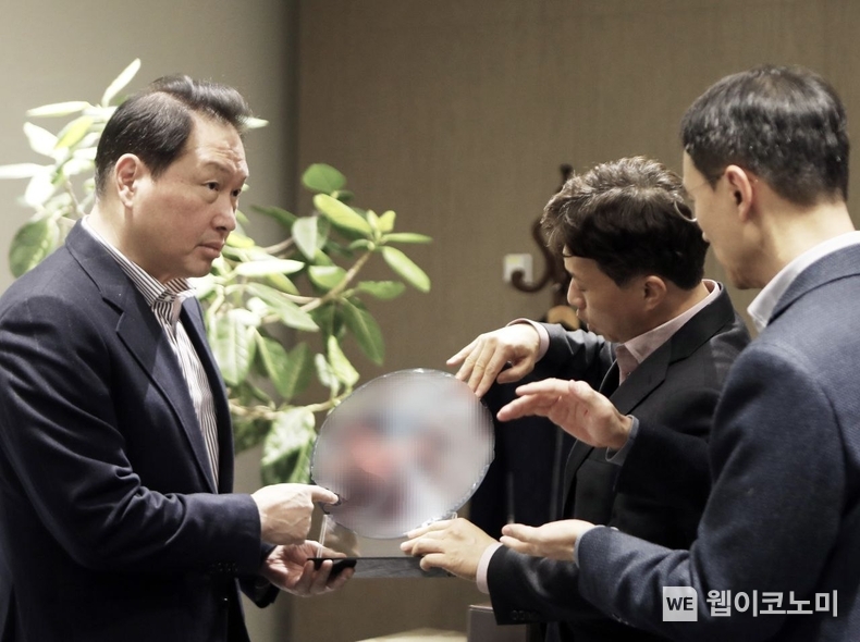 최태원 SK그룹 회장이 4일 SK하이닉스 이천캠퍼스 R&D센터에서 경영진에게 HBM웨이퍼와 패키지에 대한 설명을 듣고 있다. (왼쪽부터) 최태원 회장, 곽노정 SK하이닉스 대표이사 사장, 최우진 SK하이닉스 P&T 담당 / 2024.01.04 (출처: SK)