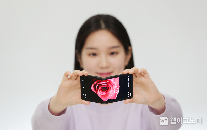 삼성디스플레이는 'CES 2024'에서 안팎으로 모두 접을 수 있는 '플렉스 인앤아웃 플립'을 선보인다. / 2024.01.05 (출처: 삼성디스플레이)