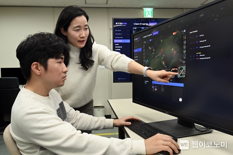 ETRI연구진이 AI기반 이스포츠 분석 플랫폼에 관하여 논의하는 모습 / 2024.01.05 (출처: ETRI)