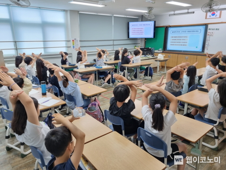 지난 7월 내정초등학교 4학년 학생들이 웹젠의 ‘굿게이머 교실’ 학급형 교육에 참여하고 있다. / 2024.01.08 (출처: 웹젠)