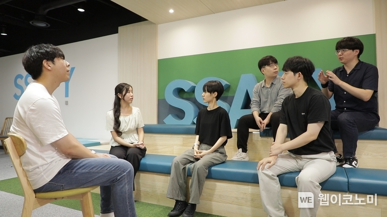 삼성청년SW아카데미(SSAFY) 교육생을 위한 멘토링 재능 기부에 나선 삼성전자 홍채희 프로(왼쪽 두번째)가 SSAFY 교육장에서 교육생들과 대화하고 있다. / 2024.01.09 (출처: 삼성전자)