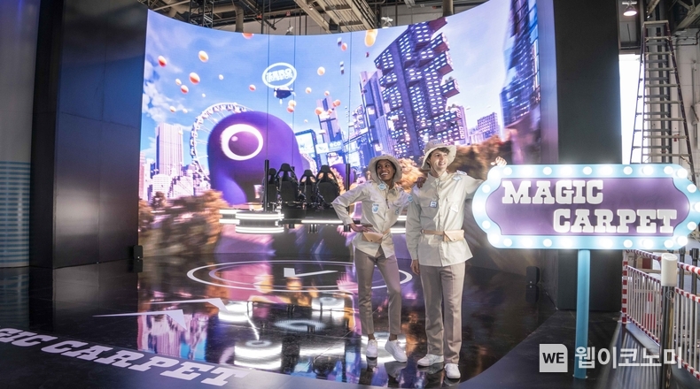 CES 2024 SK그룹 전시관에서 UAM을 형상화 한 ‘매직 카펫’에 탑승해 SKT의 AI 기반 친환경 미래교통체계를 체험하는 모습 / 2024.01.09 (출처: SK텔레콤)