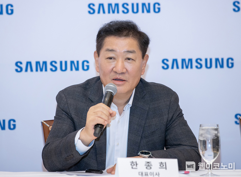 현지시간 9일 미국 라스베이거스 CES 2024 현장에서 열린 국내 기자간담회에서 삼성전자 한종희 대표이사 부회장이 기자들의 질문에 답변을 하는 모습. / 2024.01.10 (출처: 삼성전자)