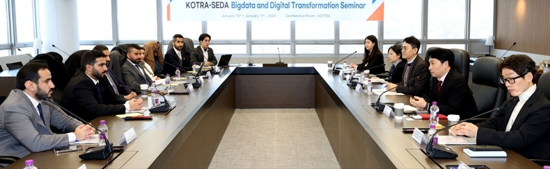 KOTRA(사장 유정열)는 10일부터 이틀에 걸쳐 사우디아라비어 수출진흥청(SEDA)에 빅데이터를 활용한 디지털 전환(DX) 수출지원 노하우를 전수했다. SEDA 관계자들이 KOTRA 방문해 설명을 듣는 모습. / 2024.01.10 (출처: KOTRA)