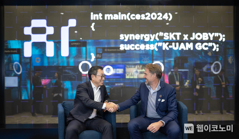SKT 유영상 사장(사진 왼쪽), Joby Aviation 조벤 비버트(JoeBen Vevirt) CEO(사진 오른쪽)가 라스베이거스에서 열리는 CES 2024에 마련된 ‘SK ICT 패밀리 데모룸’에서 기념 촬영을 하고 있는 모습 / 2024.01.11 (출처: SK텔레콤)