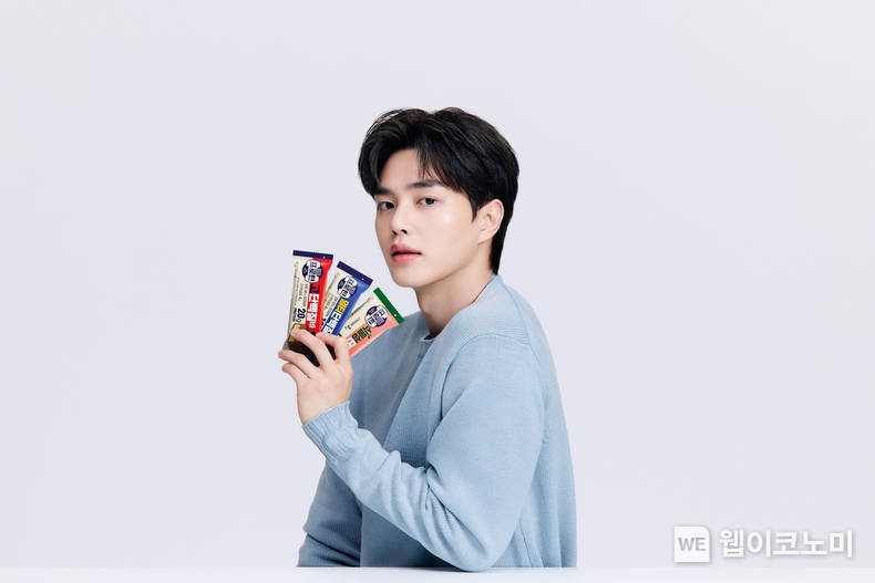 단백질 전문 브랜드 ‘이지프로틴’ 모델로 발탁된 배우 송강이 신제품 단백질바 3종을 선보이고 있다. / 2024.01.11 (출처: 롯데웰푸드)