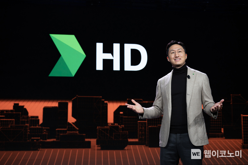 세계 최대 전자·가전·정보기술(IT) 전시회인 CES 2024의 기조연설자로 나선 HD현대 정기선 부회장이 10일(현지시간) 미국 라스베이거스 베네시안 호텔에서 인류의 지속가능성을 위한 인프라 혁신 비전 '사이트 트랜스포메이션'을 주제로 연설하고 있다. / 2024.01.11 (출처: HD현대)