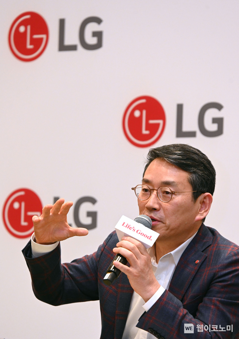 LG전자 조주완 CEO가 현지시간 10일 美 라스베이거스에서 열린 기자간담회에서 사업 전략을 소개하고 있다. / 2024.01.11 (출처: LG전자)
