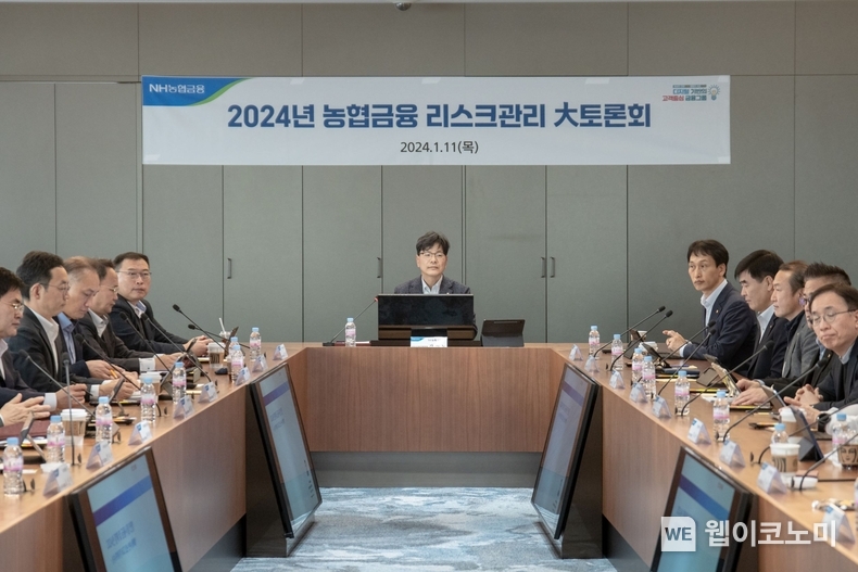 NH농협금융은 11일, 여의도 소재 NH투자증권 본사에서 2024년 농협금융 리스크 관리 大토론회를 개최했다. 강신노 농협금융 리스크관리 부문장(가운데)이 당부 사항을 전달하고 있다. / 2024.01.11 (출처: NH농협금융지주)
