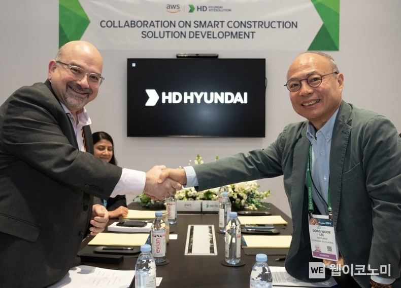 HD현대가 11일(현지시각) 미국 라스베이거스에서 아마존웹서비스(AWS)와 ‘스마트 건설기계를 위한 연결(Connectivity) 플랫폼 및 무인 자율화 건설 현장(Autonomous site) 구축을 위한 플랫폼 개발협력’에 관한 양해각서를 체결했다. (왼쪽부터 AWS 엔지니어링 야세르 알사이드 부사장, HD현대사이트솔루션 이동욱 사장) / 2024.01.14 (출처: HD현대)