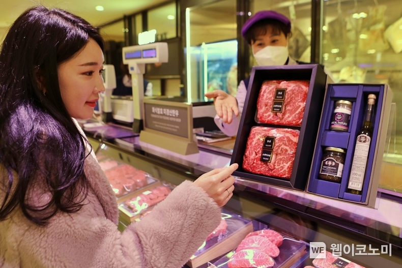 고객이 롯데백화점 식품관에서 '한우'와 프리미엄 '트러플' GIFT를 함께 둘러보는 모습 / 2024.01.14 (출처: 롯데백화점)