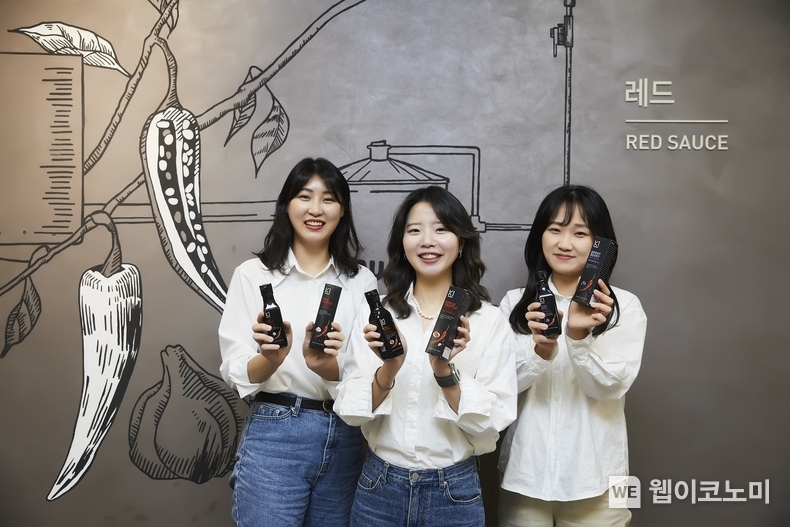 제품 개발에 참여한 교촌에프앤비(주) 글로벌미주∙신사업부문 직원들이 ‘K1 핫소스’ 3종을 들어 보이고 있다. / 2024.01.15 (출처: 교촌에프앤비㈜)
